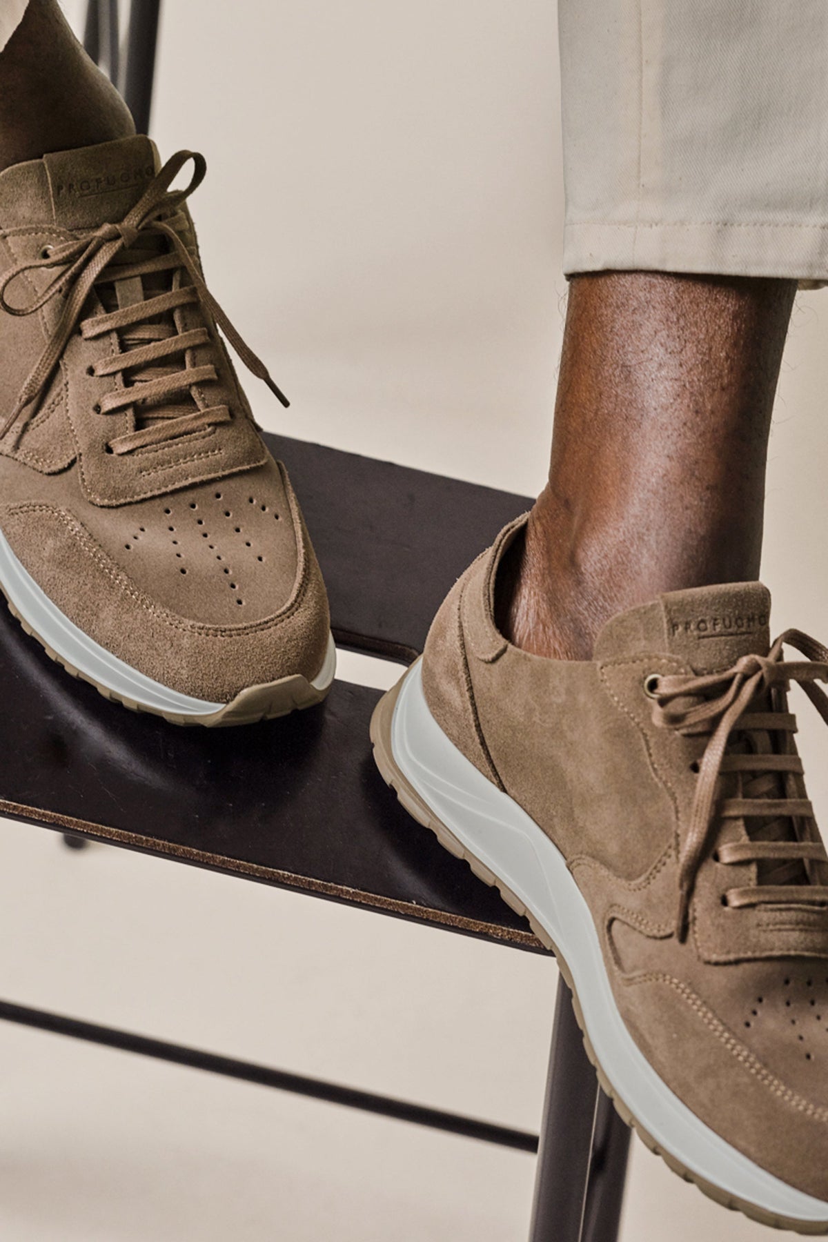 Beige suède runner