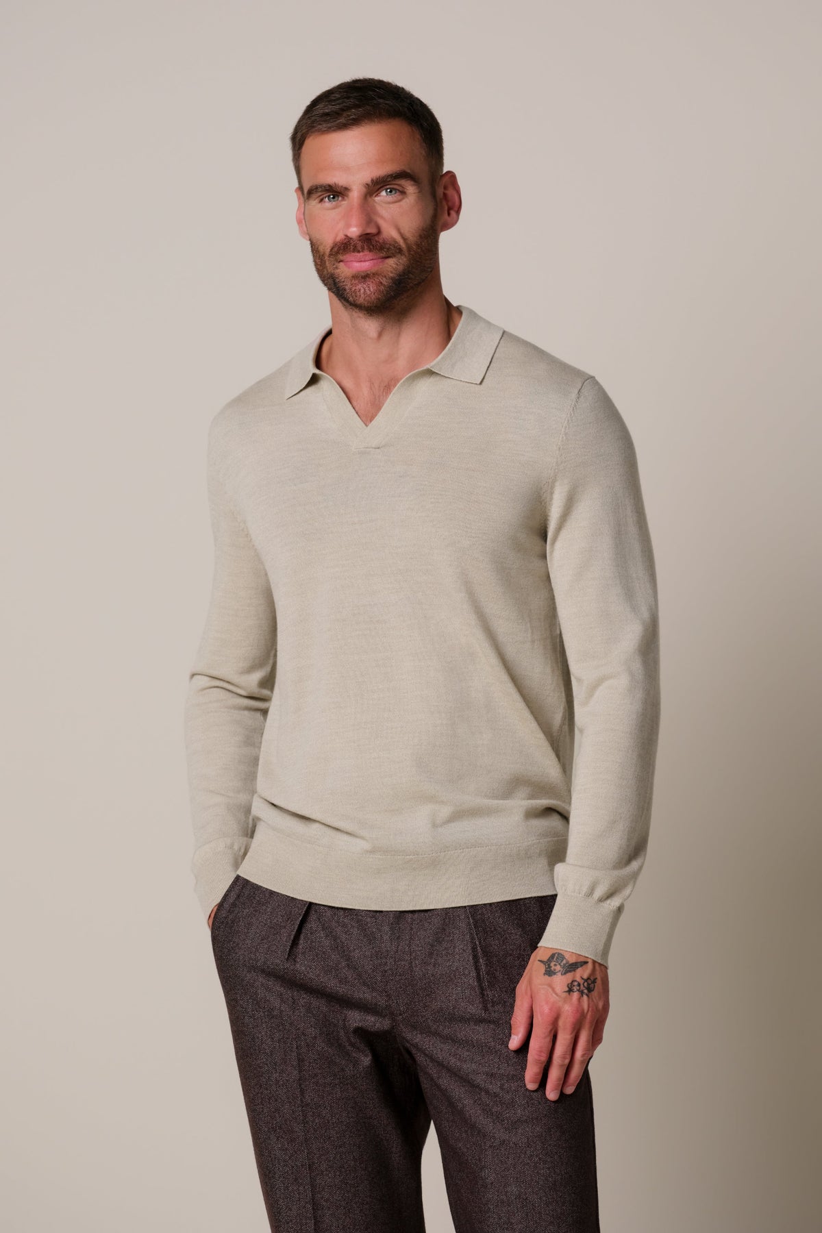 Beige merino open kraag polo