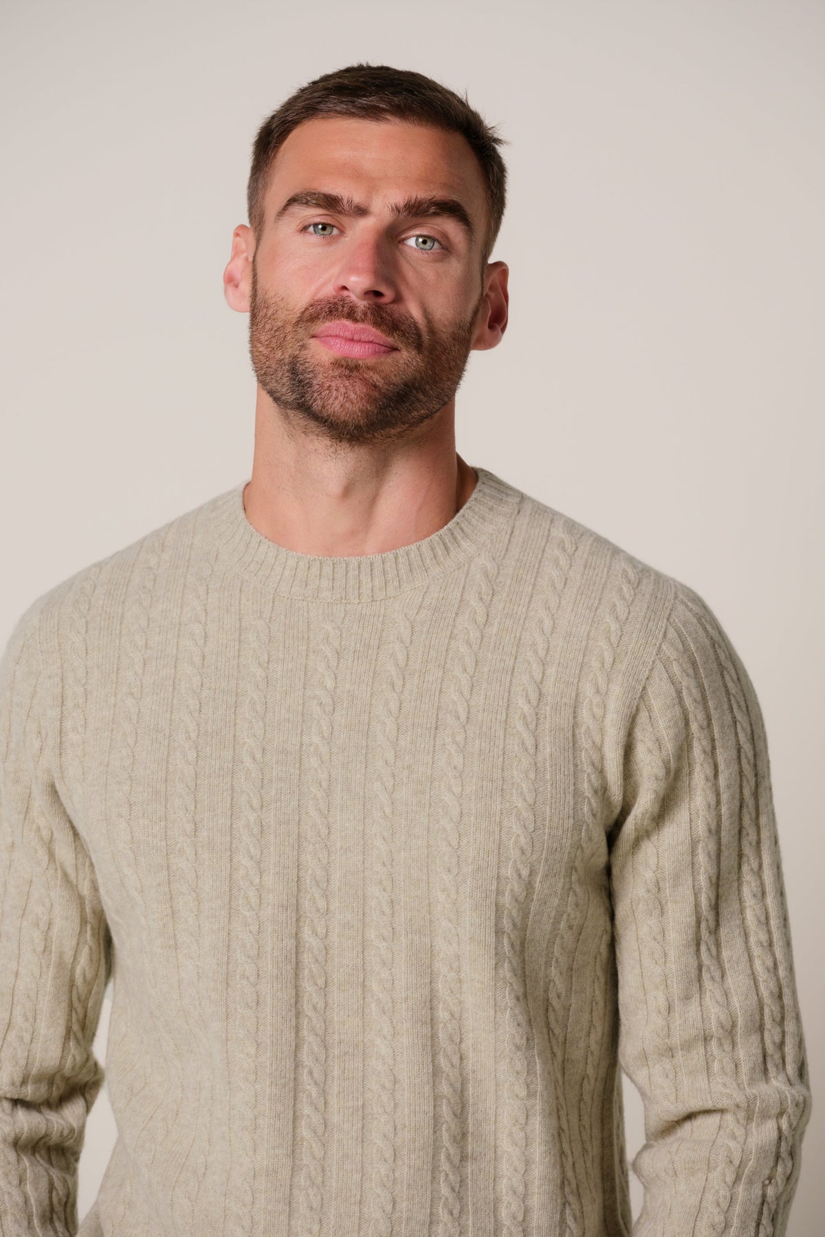 Beige wollen cashmere kabel crewneck