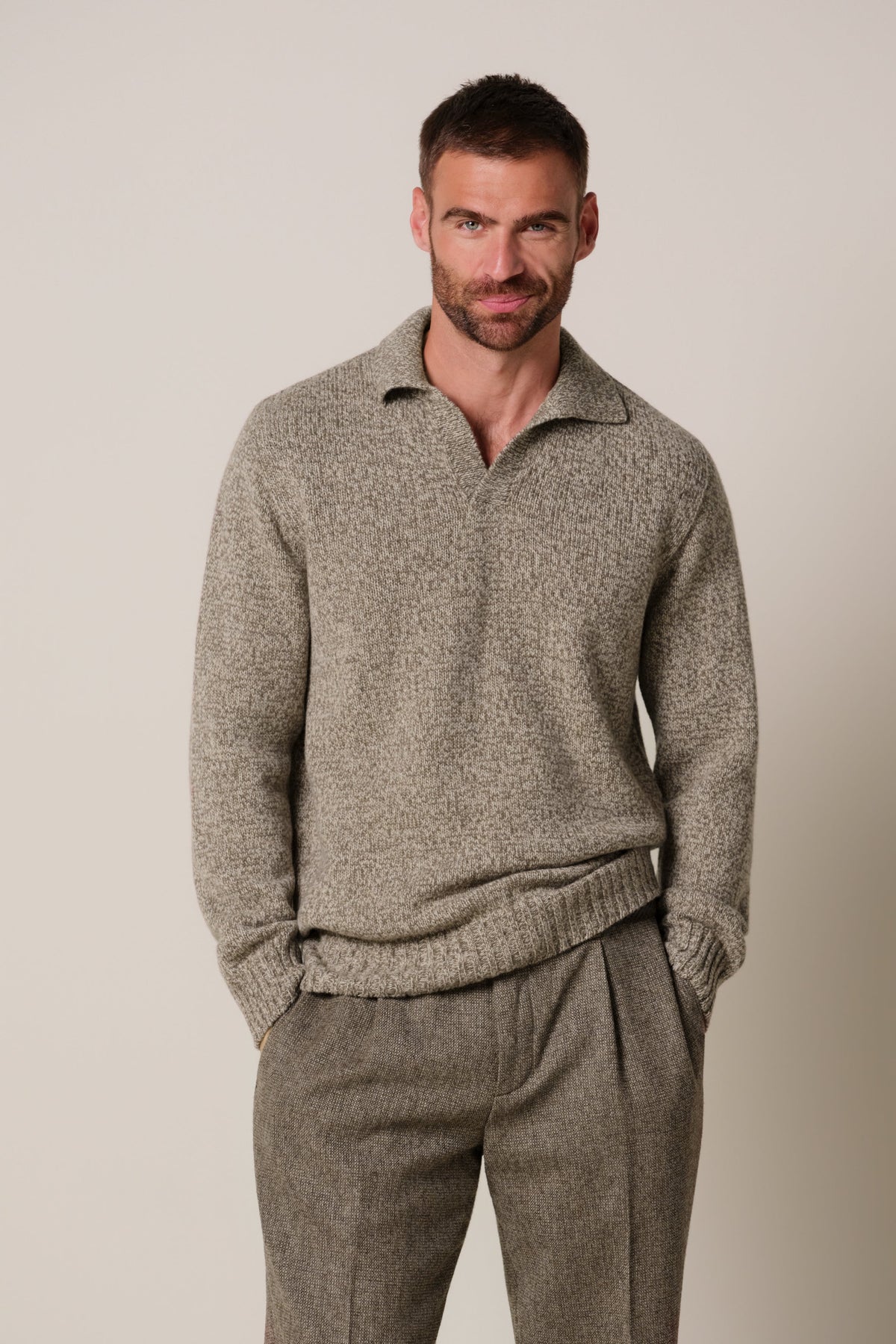 Bruine wollen cashmere open kraag polo