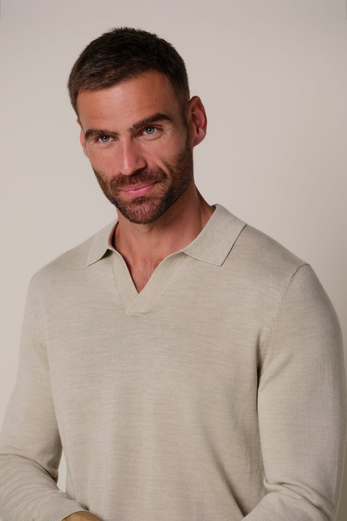 Beige merino open kraag polo