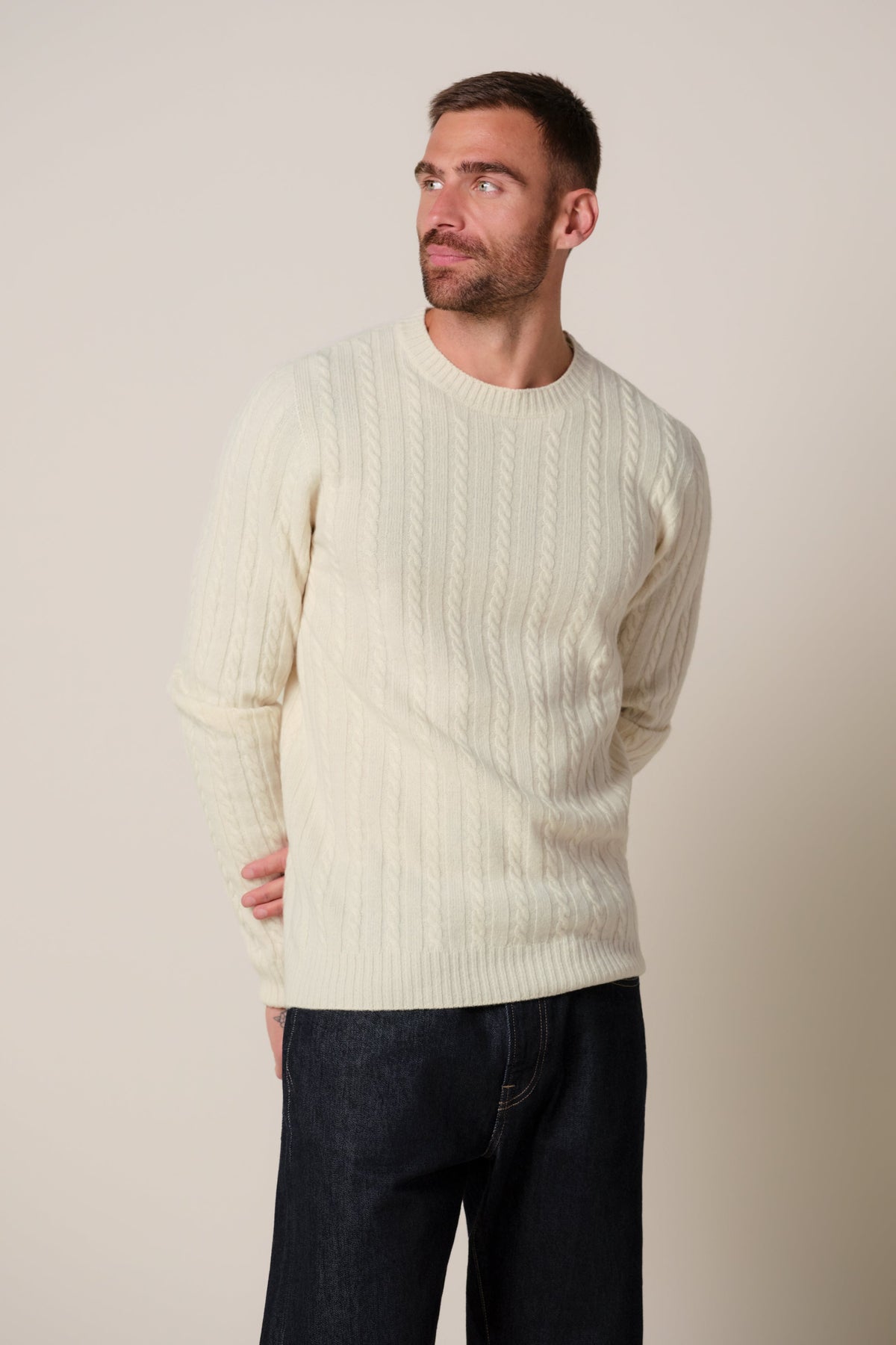 Raw white wollen cashmere kabel crewneck