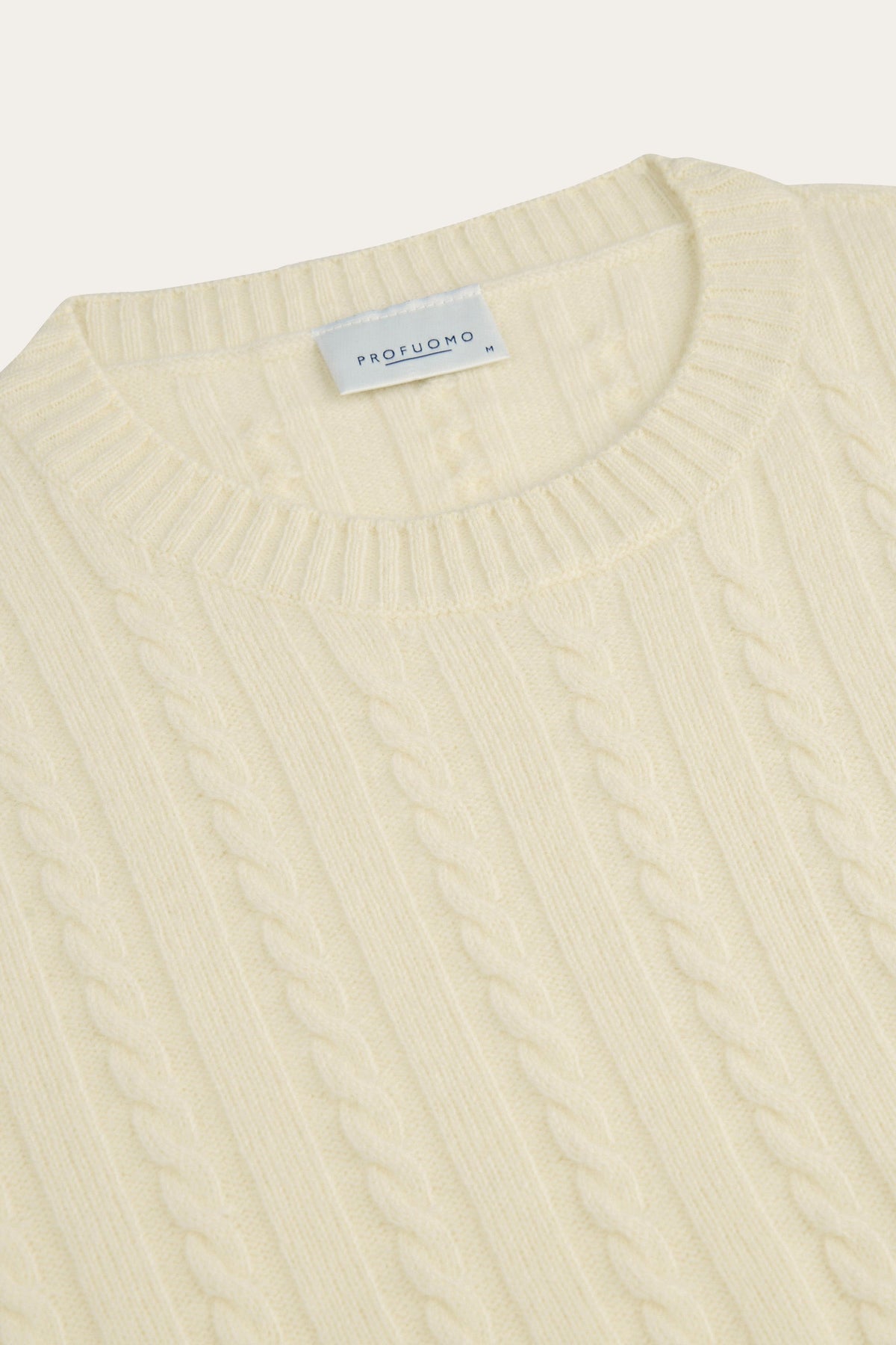 Raw white wollen cashmere kabel crewneck