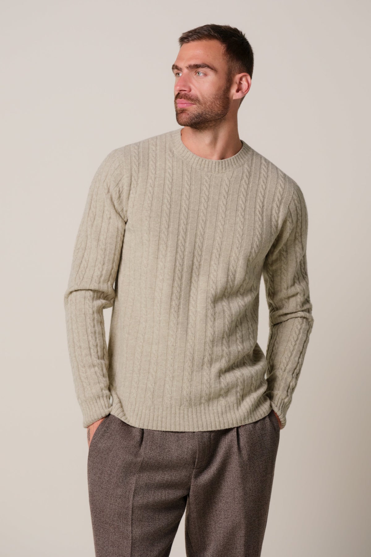 Beige wollen cashmere kabel crewneck