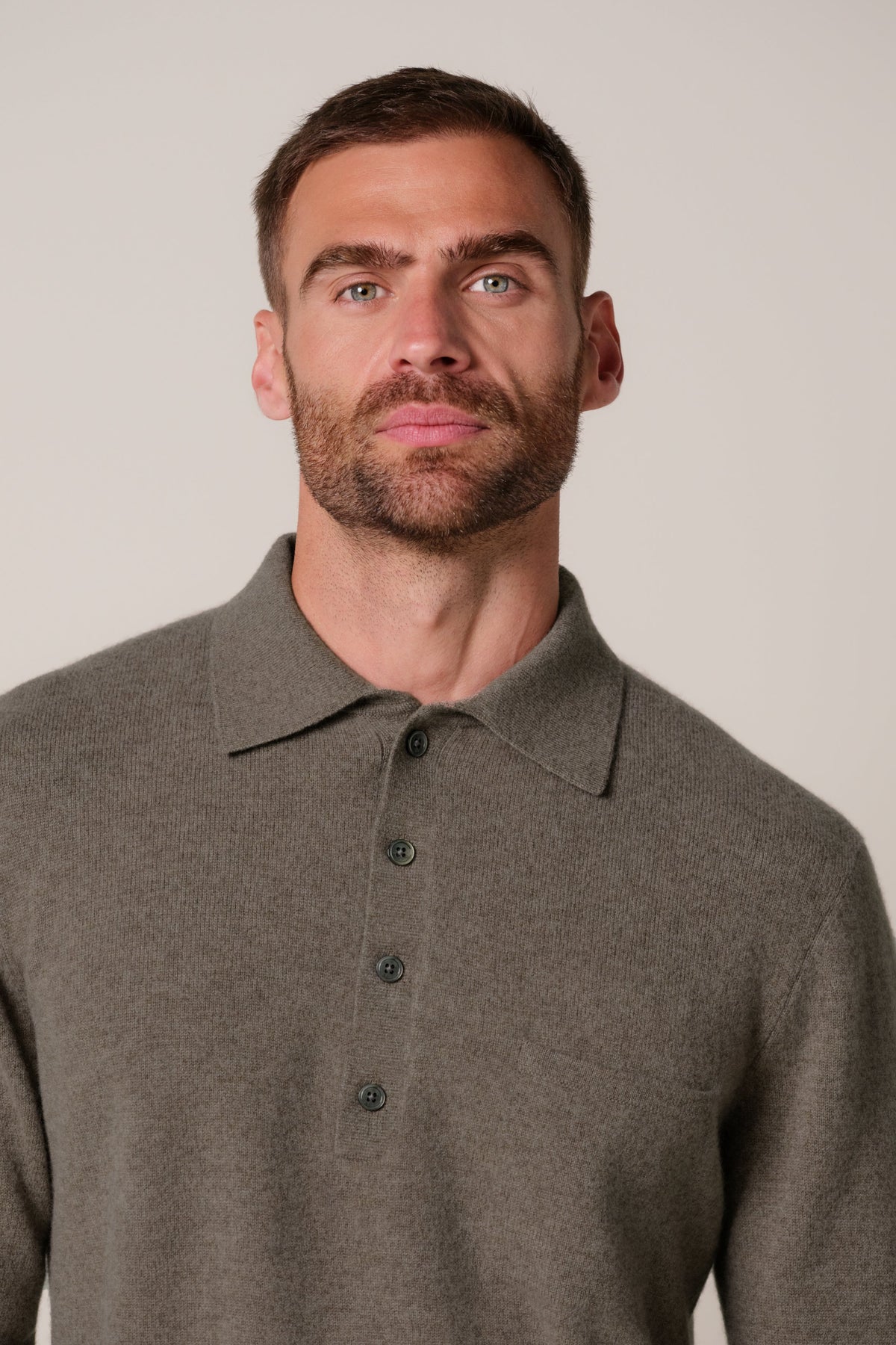 Donkerbeige cashmere polo
